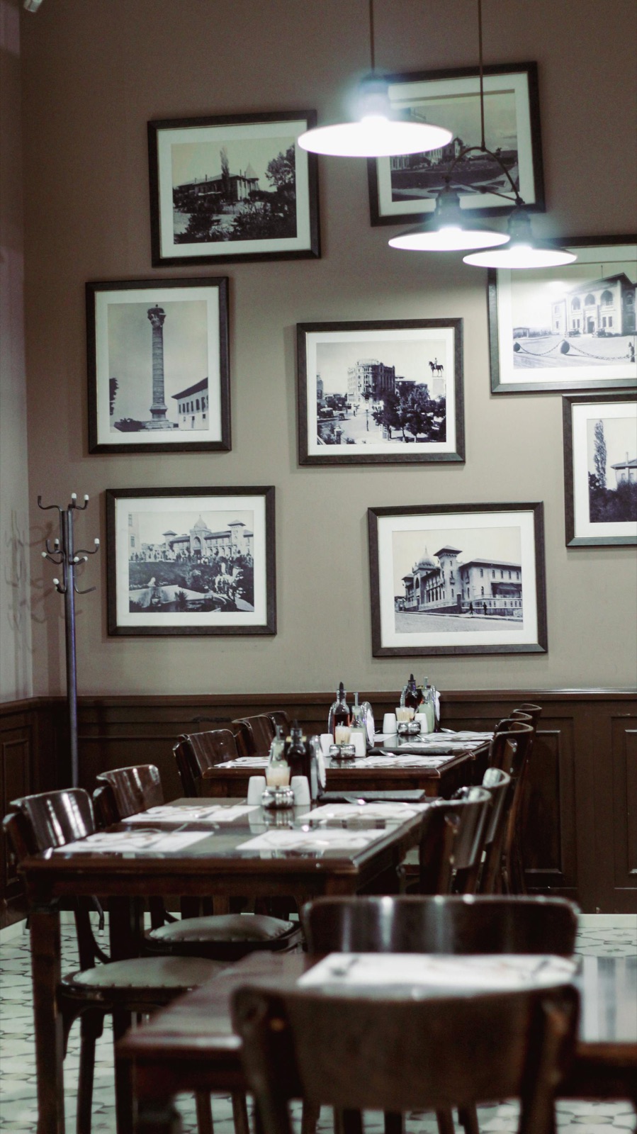 Salle du restaurant après-guerre, archives Le Saint Jean