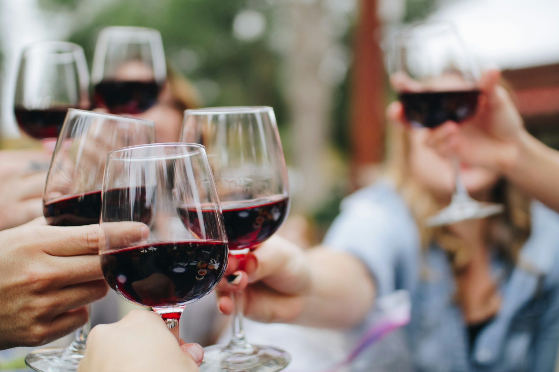 Sommelier versant un rosé de Provence